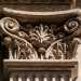 Un dettaglio che ricorda i templi greci, cos come i capitelli corinzi...